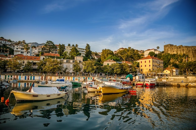 Mały przytulny port w Herceg Novi