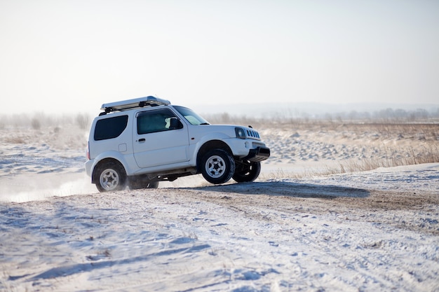 Mały SUV podróżujący po śniegu