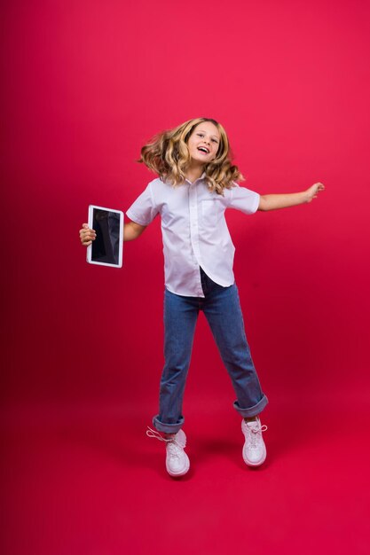 Mały szczęśliwy blond dzieciak dziewczyna lat laptop pc komputer dzieci styl życia koncepcja dzieciństwa