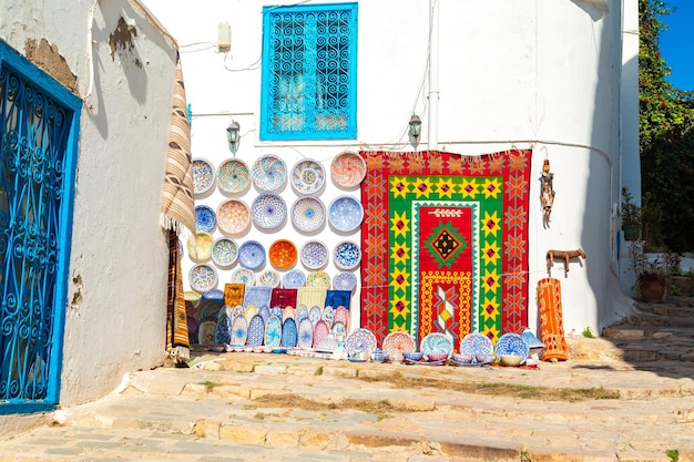 Mały targ w tunezyjskim miasteczku Sidi Bou Said Orientalna baśń z francuskim urokiem