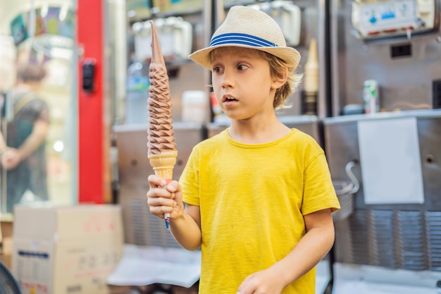 Mały turysta jedzący lody o długości cm lody lody długie lody są popularnym turystą