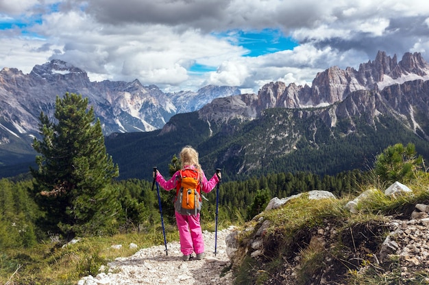 Mały turysta szczęśliwy dziewczyna na ścieżce w górach. Dolomity, Włochy