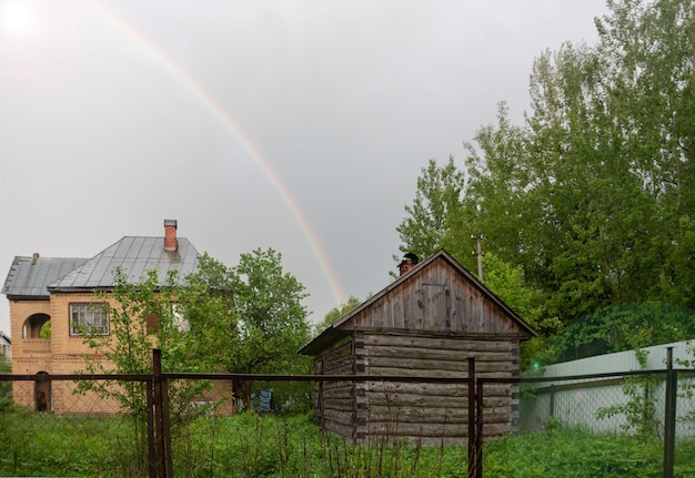 Mały Wiejski Dom W Letni Wieczór Tęcza Nad Domem Piękny Zachód Słońca Kwiaty W Ogrodzie Rosja