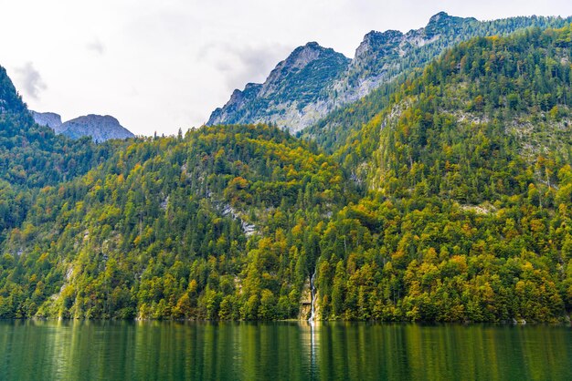 Mały wodospad w górach Alp w pobliżu jeziora Koenigssee Konigsee Park Narodowy Berchtesgaden Bawaria Niemcy