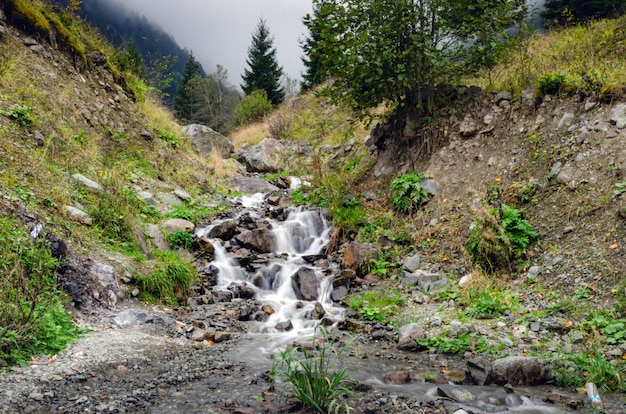 Mały wodospad w Uzungol w Trabzon