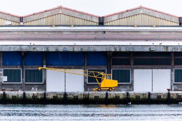 Mały żółty dźwig do rozładunku w dokach