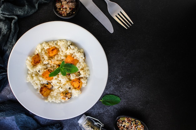 Zdjęcie małże risotto, główne owoce morza