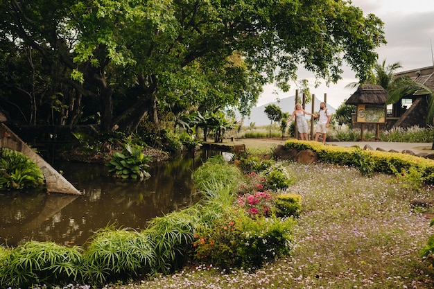 Małżeństwo spaceruje po parku casela na wyspie Mauritius Mauritius Island Safari Park