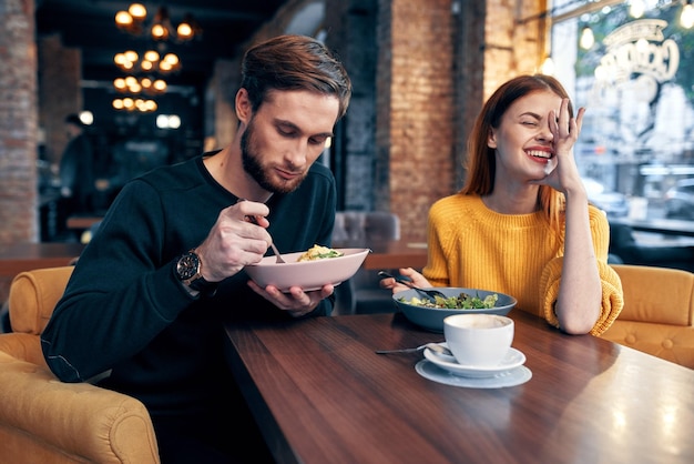 Małżeństwo w restauracji romantyczna kolacja komunikacja