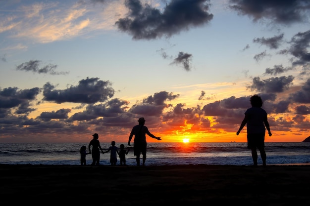 Mama czuje się odcięta od rodziny na plaży podczas zachodu słońca