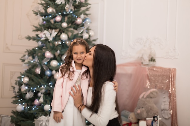 Mama Daje Swojej Ukochanej Córce Wspólne Spędzanie Czasu W Boże Narodzenie.