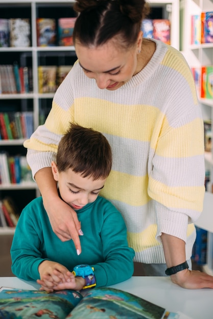 Mama Daje Synowi Swój Pierwszy Zegarek, Który Uczy Się Wyznaczać Godzinę Na Zegarku