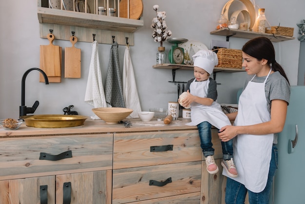 Mama I Chłopiec Przygotowują Ciasto Na świąteczne Ciasteczka