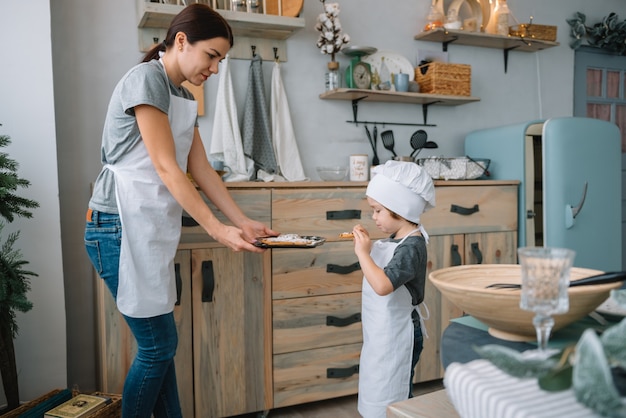 Mama I Chłopiec Z Ciasteczkami świątecznymi