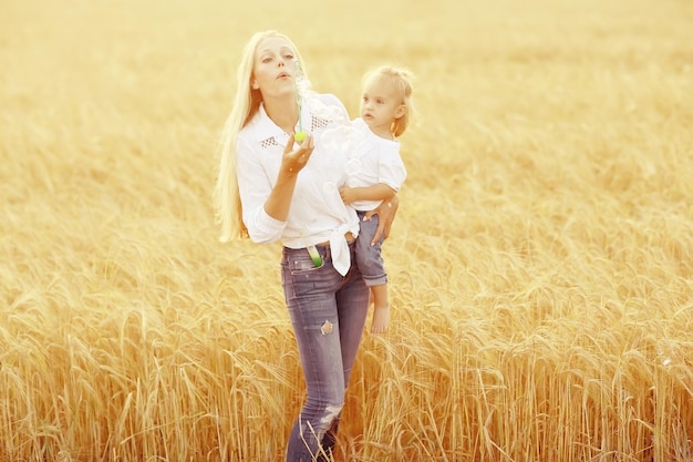 mama i córeczka latem o naturze szczęścia