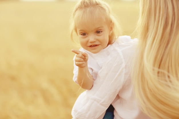 mama i córeczka latem o naturze szczęścia