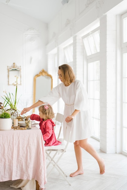 Mama I Córeczka Siedzą Przy świątecznym Stole Wielkanocnym W Salonie