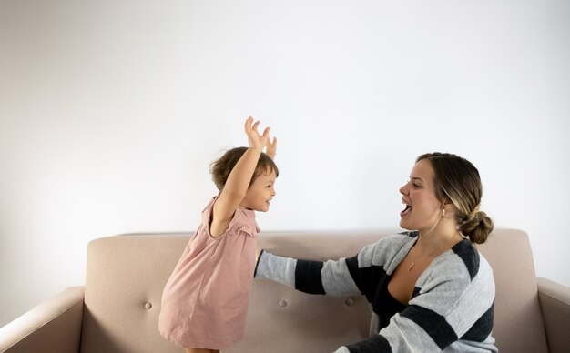 Mama I Córka Bawią Się Na Kanapie