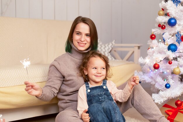 Mama I Córka Bawią Się W Boże Narodzenie