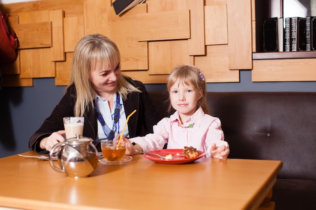 Mama i córka cieszą się życiem w kawiarni