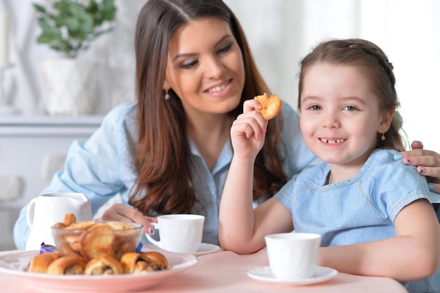 Mama i córka jedzą śniadanie?