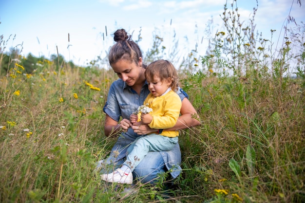 Mama I Córka Maluch Zbierają Bukiet Polnych Kwiatów Kwiaty Krwawnika Z Bliska