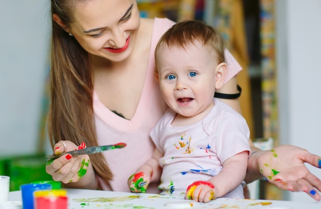 Mama I Córka Malują Na Płótnie W Szkole Rysunku