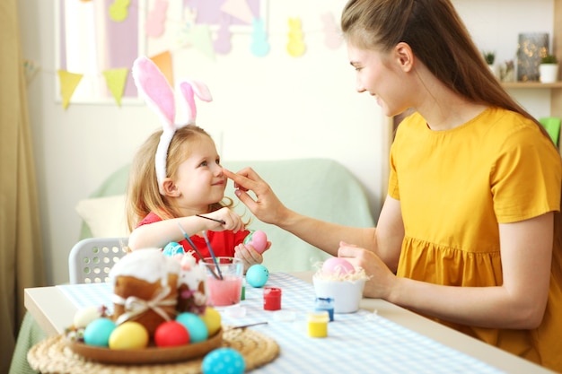 Mama i córka malują pisanki na świąteczne tradycje wielkanocne