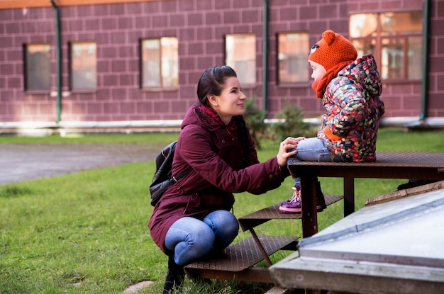 Mama I Córka Na Ganku W Jesienną Pogodę