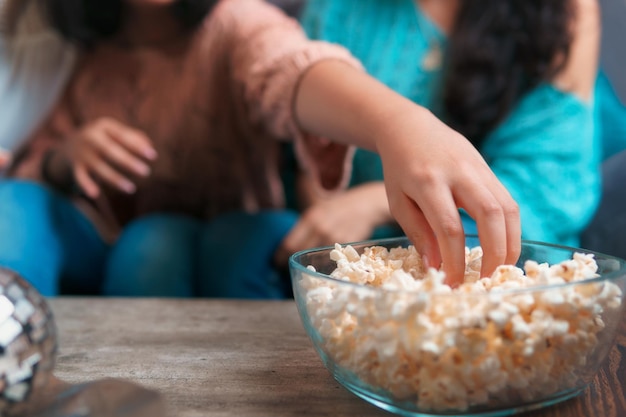 Mama I Córka Oglądają Film W Domu, Oboje Wyrażają Się Podczas Oglądania Telewizji I Jedzą Popcorn