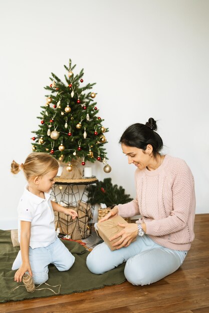 Mama I Córka Pakują Prezenty świąteczne W Pokoju. Wesołych świąt I Szczęśliwego Nowego Roku Koncepcja. Miejsce Na Tekst. Rodzinne Przytulne Chwile, Poranek Przed świętami Bożego Narodzenia.