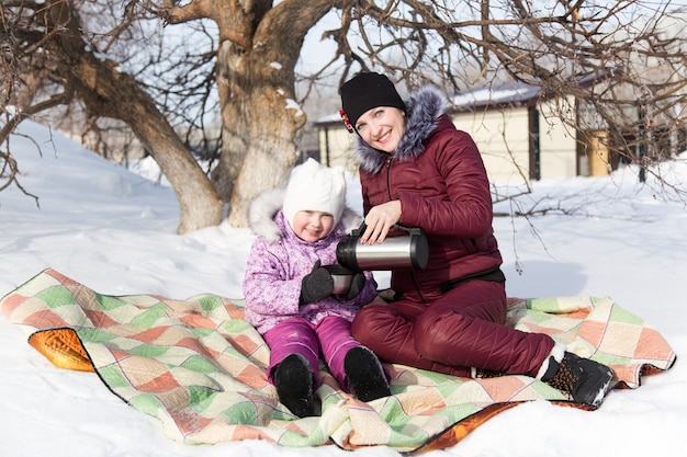 Mama I Córka Piją Herbatę Z Termosu Na Pikniku.