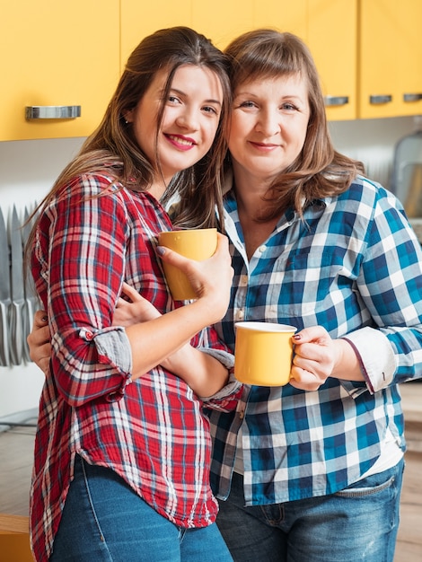 Mama i córka pozują w rodzinnej kuchni