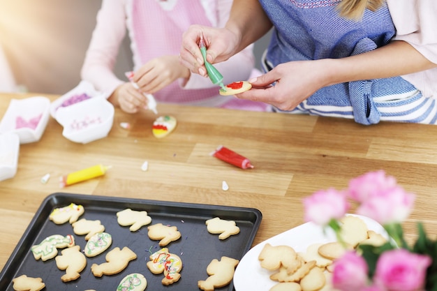 mama i córka przygotowują ciasteczka w kuchni