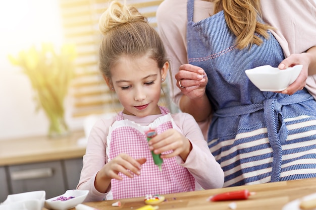 Mama I Córka Przygotowują Ciasteczka W Kuchni