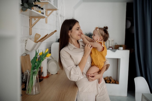 Mama i córka przytulają się w kuchni Życie rodzinne w domu