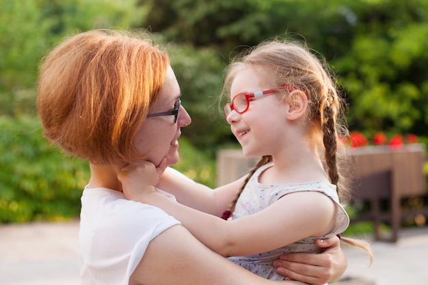 Mama i córka przytulają się w słoneczny dzień