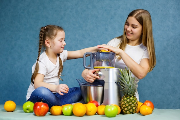 Mama I Córka Robią świeżą Pomarańczę. Są W Białych Koszulkach.