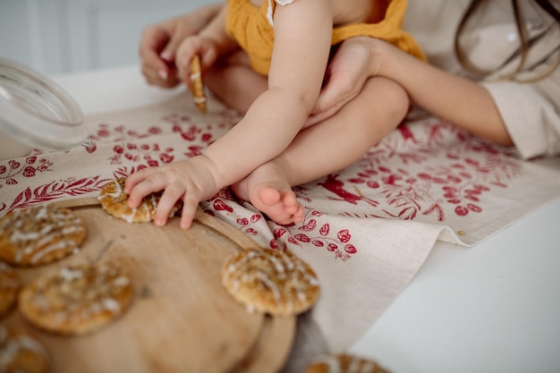 Zdjęcie mama i córka w kuchni przygotowują domowe ciasteczka