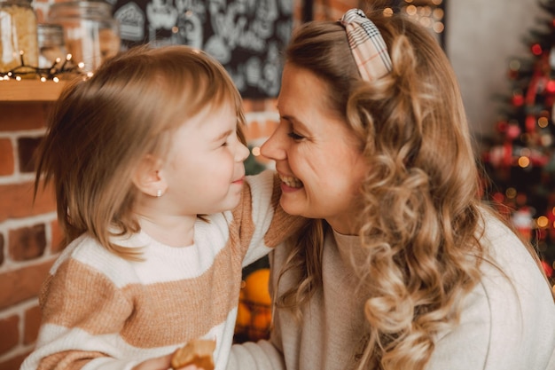 Mama i córka w kuchni z talerzem w kształcie jodełki. ciastka na talerzu.