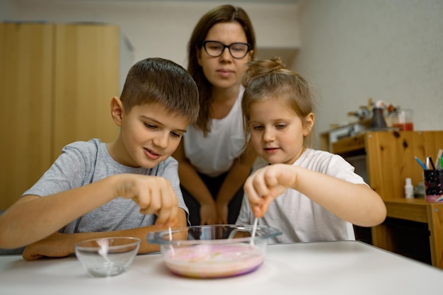 Mama I Dzieci Bawią Się W Domu Eksperymentując Z Mlekiem I Farbami