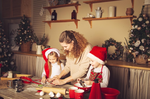 Mama I Dzieci Przygotowują Ciasteczka W Kuchni. Ozdoby świąteczne, Tradycje Rodzinne, świąteczne Jedzenie, Wigilia świąteczna.