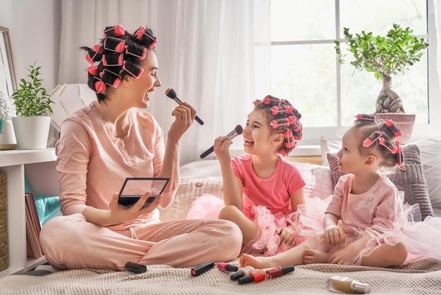 Mama i dzieci robią makijaż