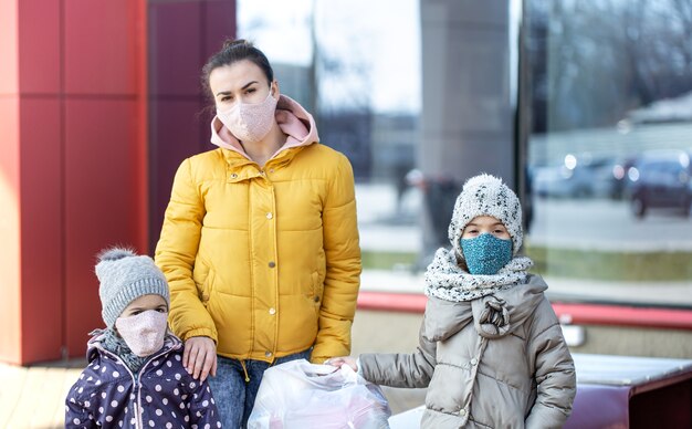 Mama I Dzieci Stoją Na Ulicy W Pobliżu Sklepu W Maskach Podczas Kwarantanny