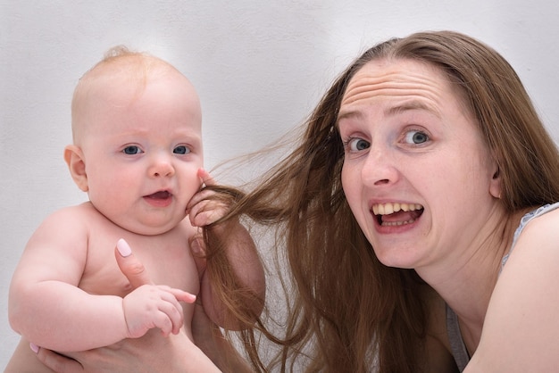 Mama i dziecko bawią się razem Matka bawi się z cute baby w łóżku