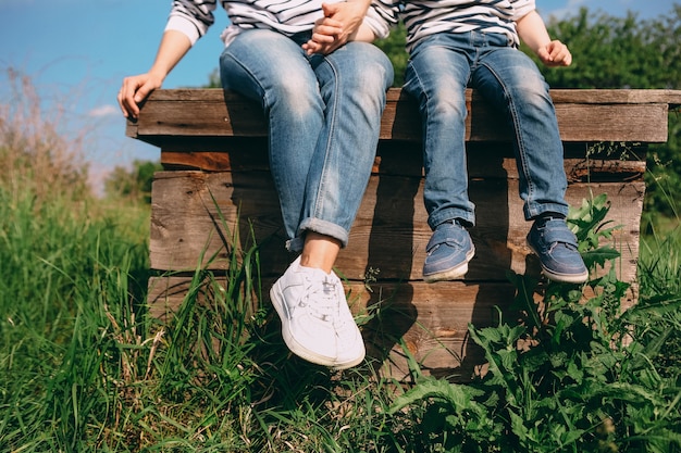 Mama I Dziecko Siedzą Na Skraju Starej Drewnianej Studni