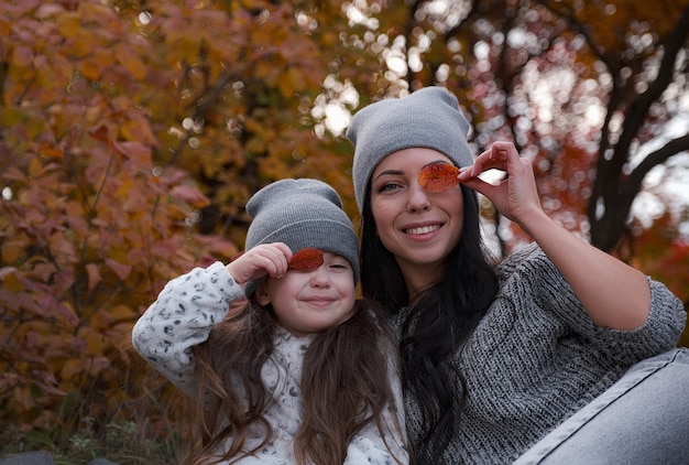 Mama I Jej 4-letnia Córka Spędzają Razem Weekend Na Pikniku W Jesiennym Lesie