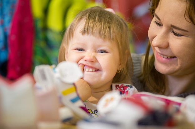 Mama I Jej Córeczka Bawią Się W Sklepie Dziecięcym, Teleobiektyw