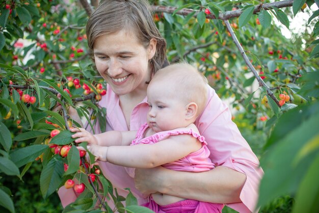 Mama I Jej Córeczka Zbierają Wiśnie Na Farmie Sadowniczej śmieją Się I Bawią