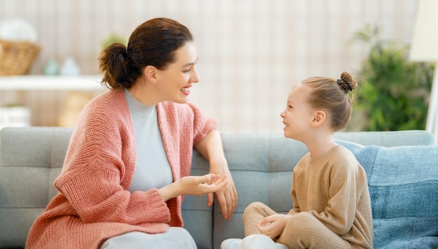 Zdjęcie mama i jej córka uśmiechają się i rozmawiają